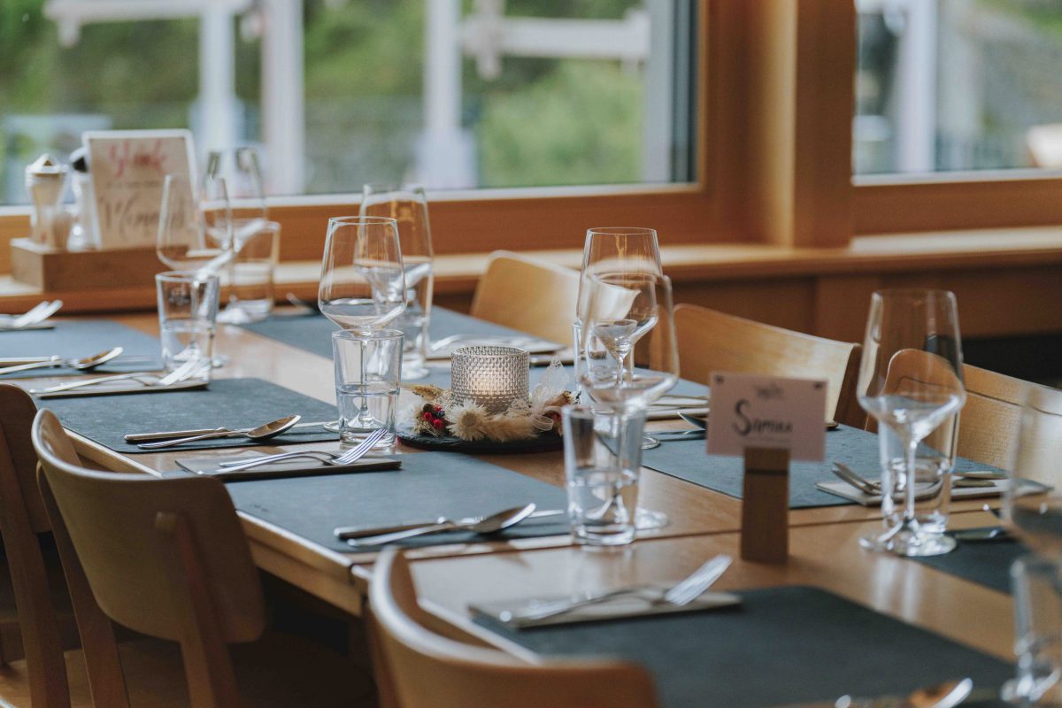 gedeckter Tisch im Berggasthaus Forelle am Seealpsee