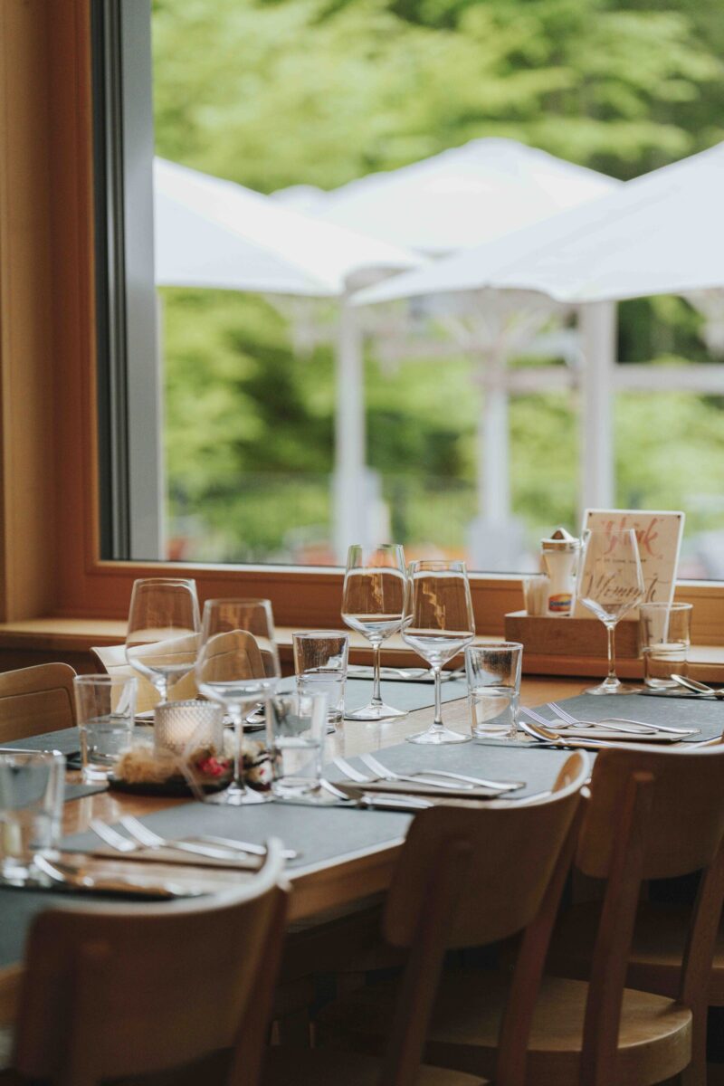 gedeckter Tisch im Berggasthaus Forelle am Seealpsee