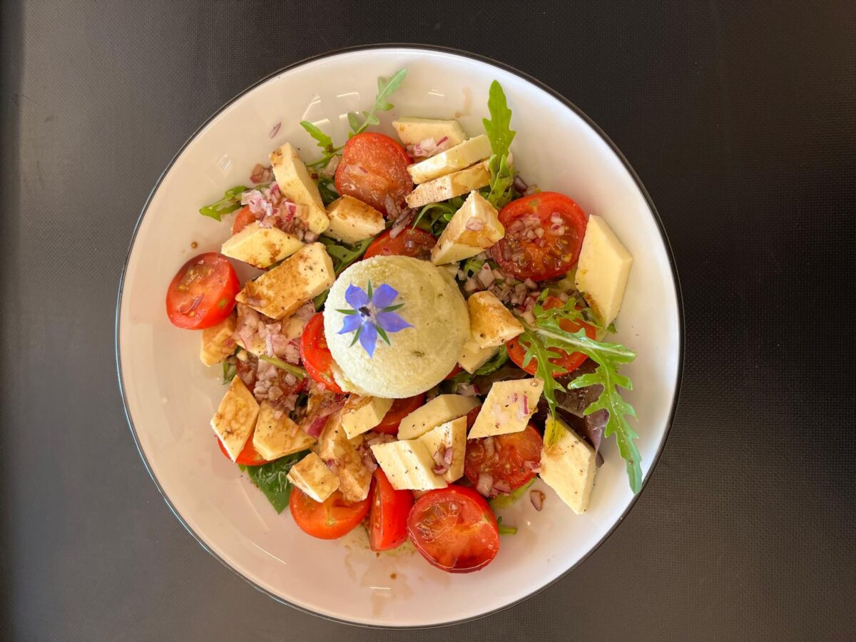 Tomaten-Mozzarella-Salat im Berggasthaus Forelle am Seealpsee mit Seealpsee-Mozzarella