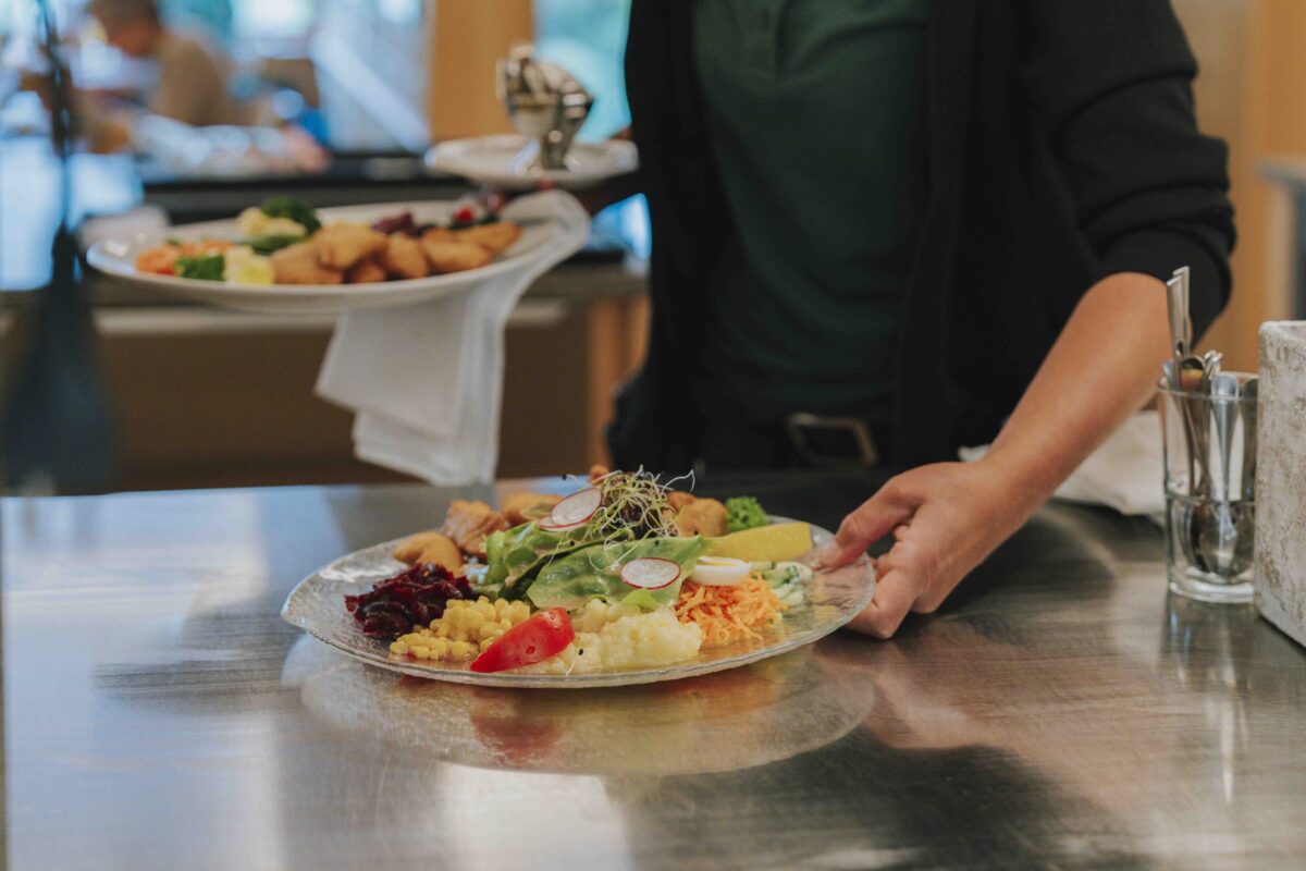 feine Forellen-Knusperli mit gemischtem Salat im Berggasthaus Forelle am Seealpsee