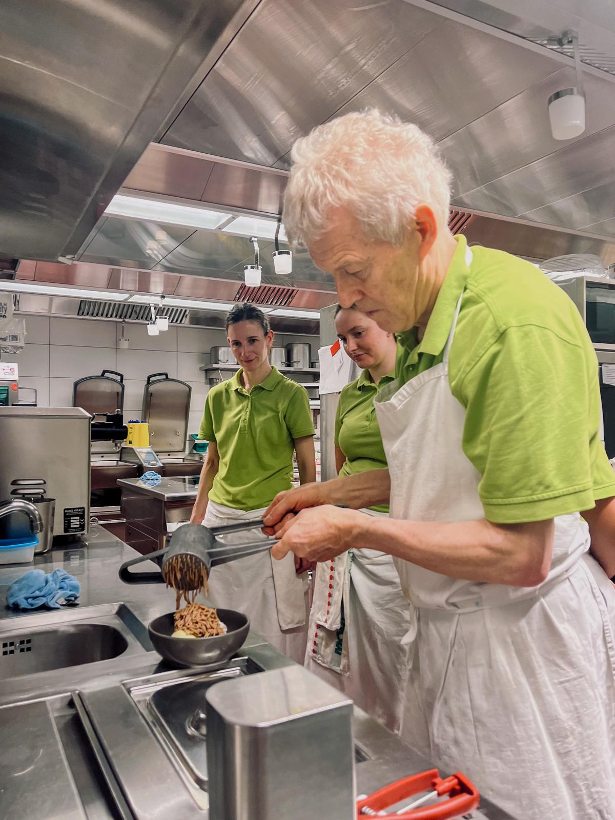 Küchenteam am Dessert anrichten im Berggasthaus Forelle am Seealpsee