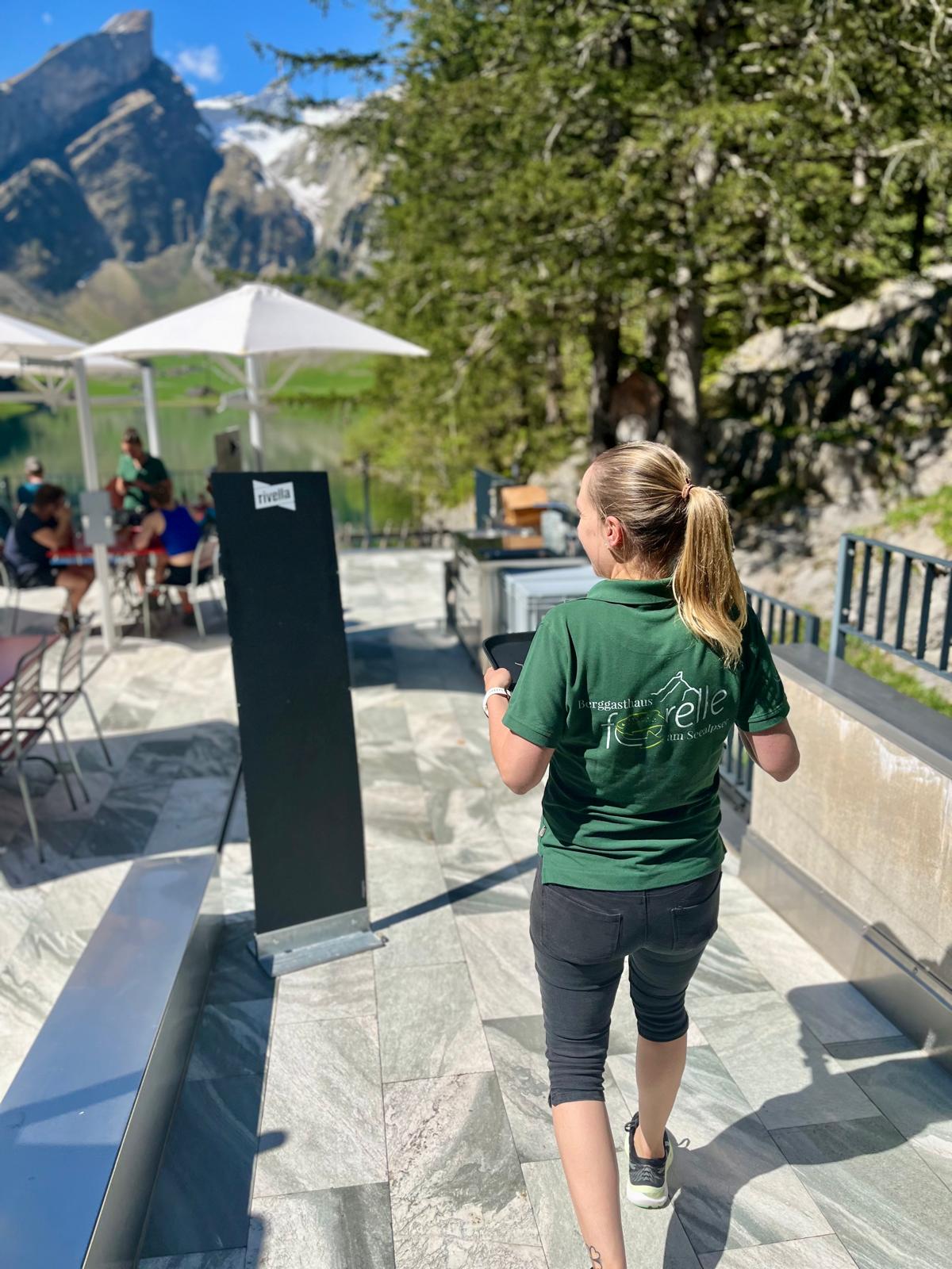 Service auf der Terrasse im Berggasthaus Forelle am Seealpsee